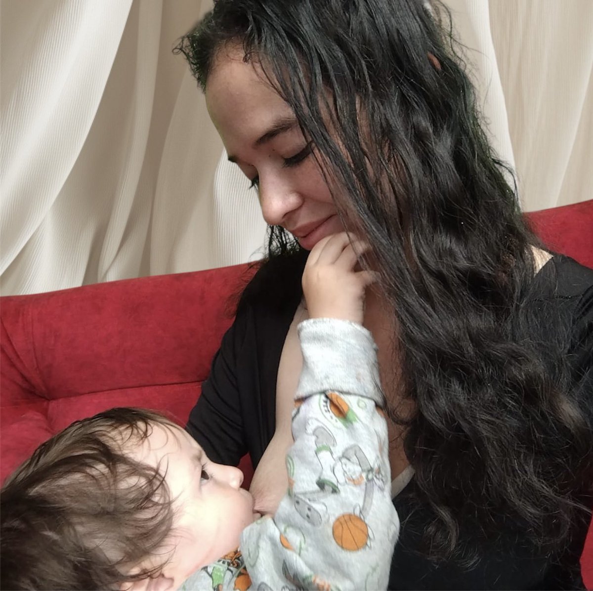 CarlosAmayaR's tweet photo. Lactar no solo alimenta el cuerpo; también nutre el alma y fortalece el vínculo entre madre e hijo.

Cada mamá que amamanta está criando una generación más fuerte 👶🏻.

Junto a la @Fundacion_Exito seguimos promoviendo la #Lactatón para que este acto de amor sea valorado y protegido en cada rincón de nuestra #BoyacáGrande💚💜🤍.