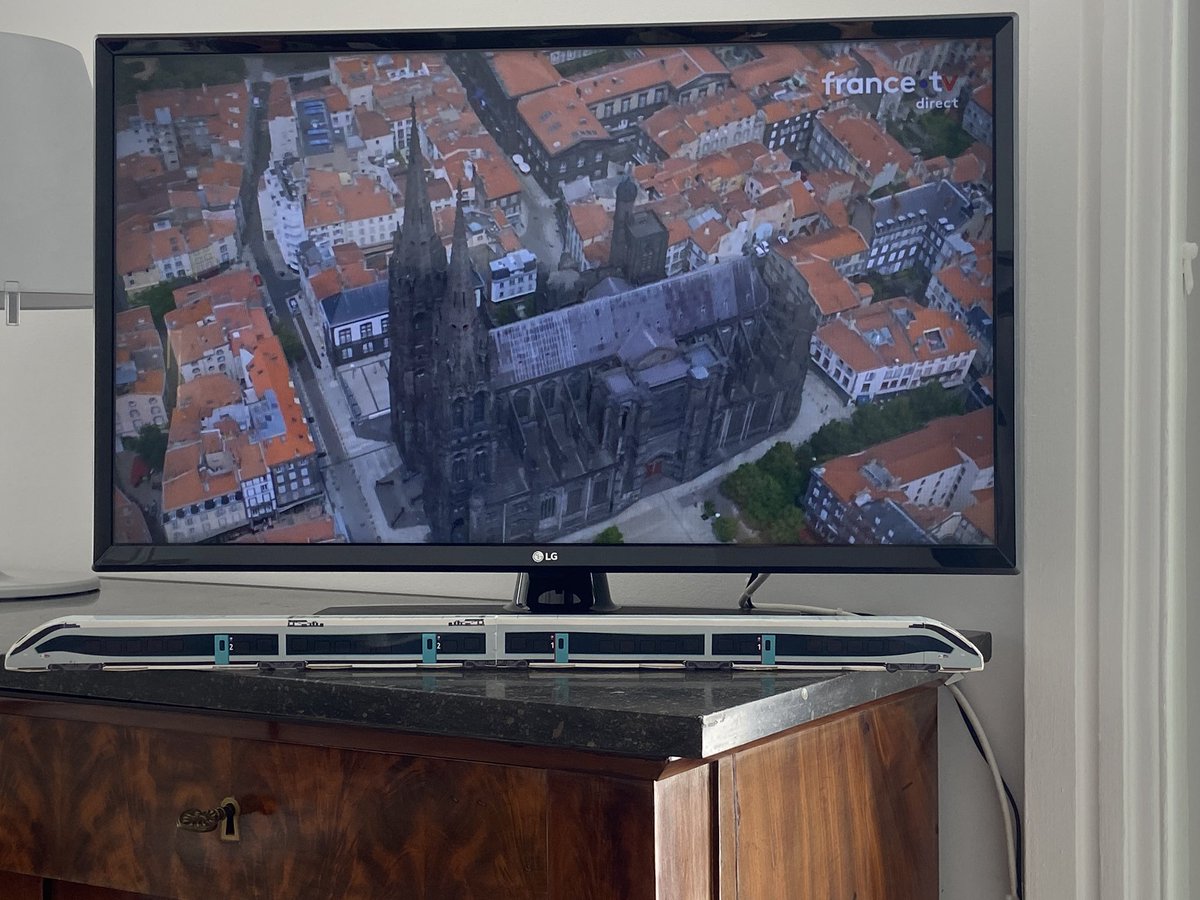 cpiresbeaune's tweet photo. Présente à Paris ce matin pour le magnifique défilé du #14juillet2025, inoubliable 😍Et là dans mon bureau, devant la TV pour suivre le Tour de 🇫🇷 🚵 et ses magnifiques images de notre beau @Departement63 @lamontagne_fr @icipaysauvergne @Micha_BARE https://t.co/omBiMpyTMH