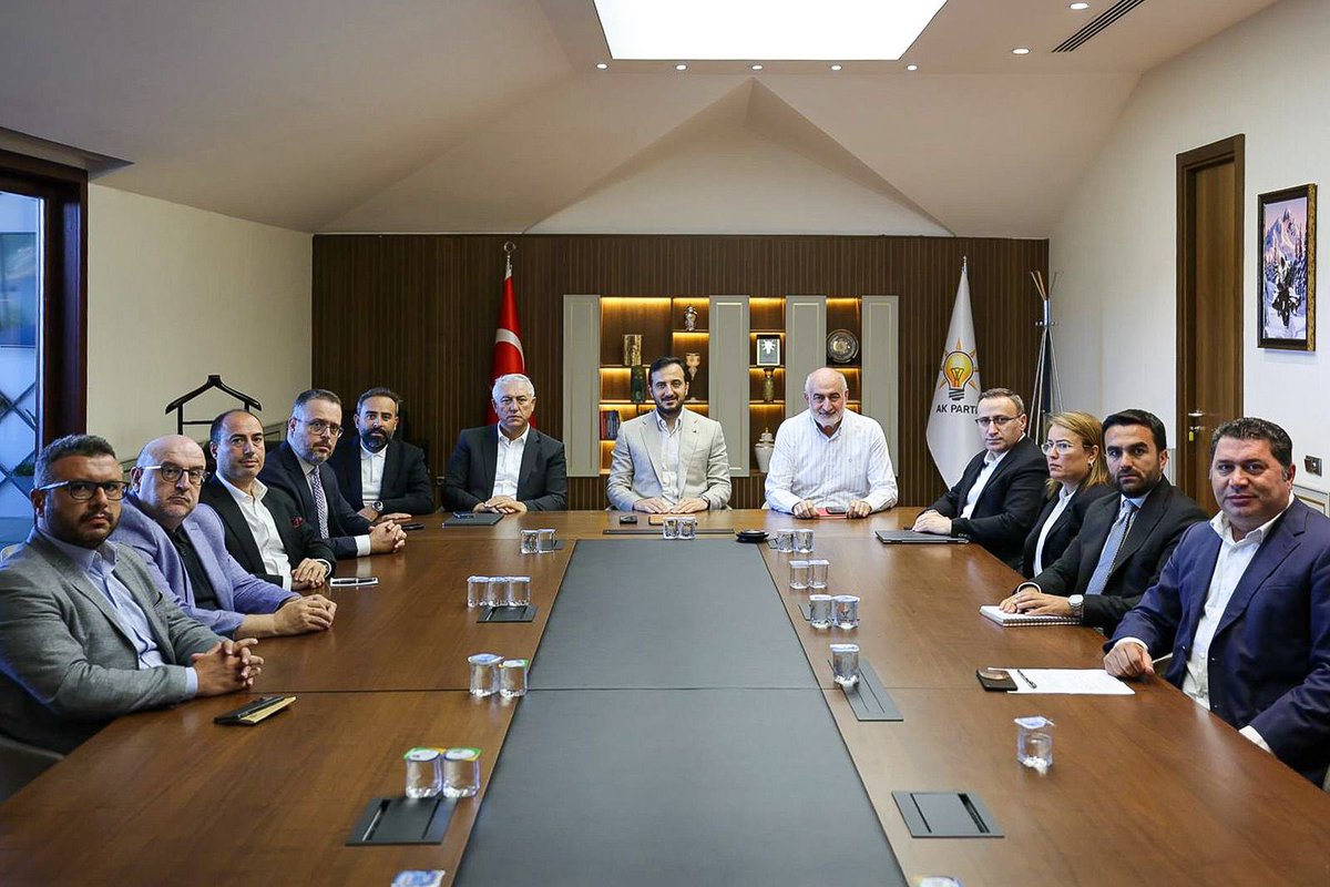 İBB AK Parti Grup Yönetimi Toplantımızı icra ettik. İstanbul’umuzu yeniden AK günlere kavuşturmak için hem masada hem sahada 7/24 çalışıyoruz. Tüm çabamız, tüm çalışmalarımız İstanbullunun yüzünü güldürmek için.