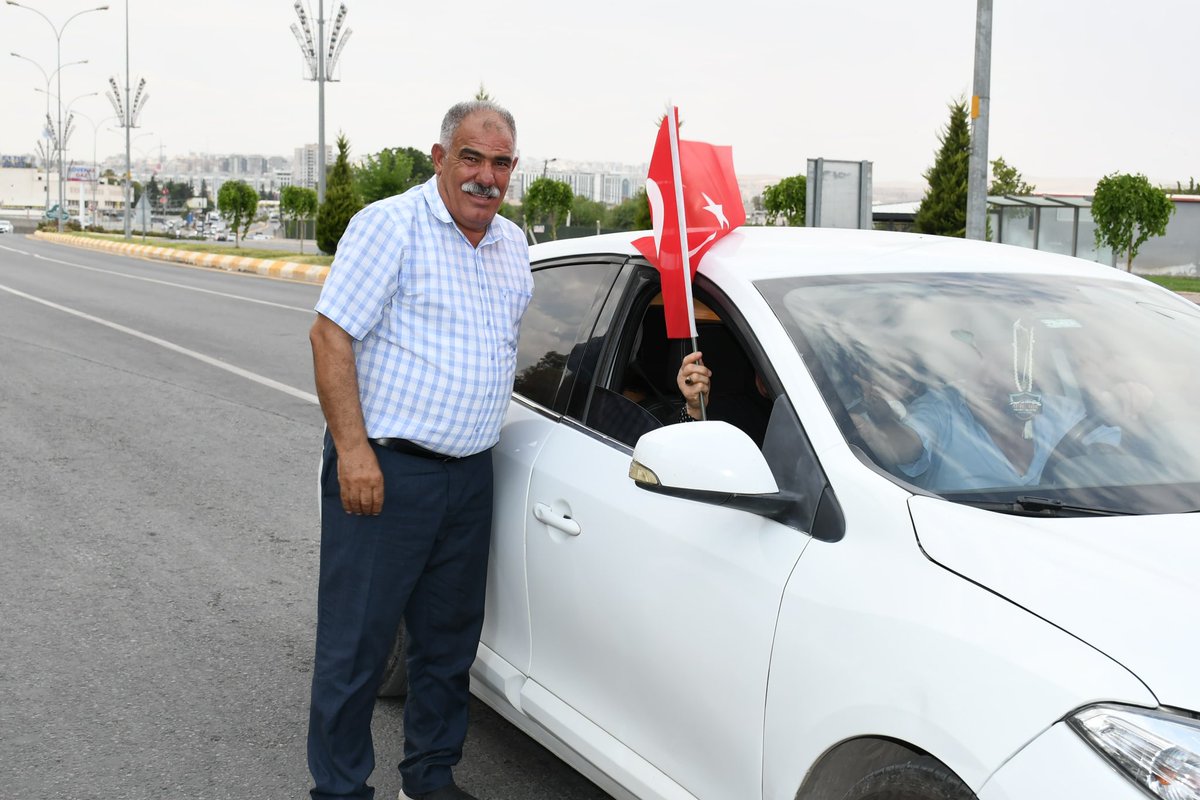📍KARDEŞLİĞİN ŞEHRİ ŞANLIURFA / EYYÜBİYE

📌 İlçemizin Tüm teşkilatı sahada Ay Yıldızlı 🇹🇷 bayraklarımızı esnafımıza ve vatandaşlarımıza armağan ediyor.

Bugünün anlamını tüm halkımız ile çoşkuyla kutluyoruz.

#TerörsüzTürkiye #Barış #KardeşliğinŞehriŞanlıurfa

<a href="/RTErdogan/">Recep Tayyip Erdoğan</a>