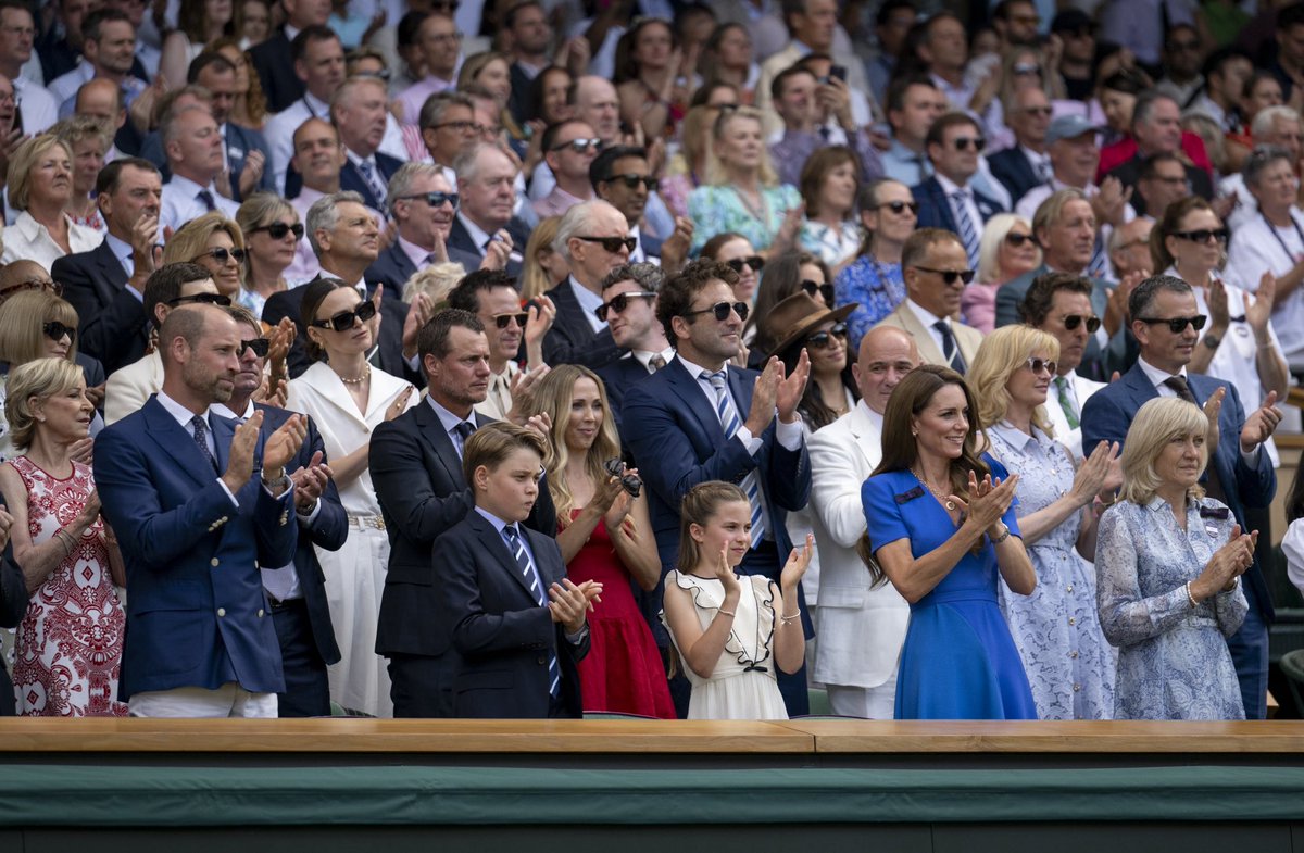 KensingtonRoyal's tweet image. A pleasure to be back in SW19 for the finals of this year’s @Wimbledon Championships.
Congratulations again to @iga_swiatek and @janniksin on your wins! And a huge thank you to everybody involved in making the tournament so special. 🎾🍓