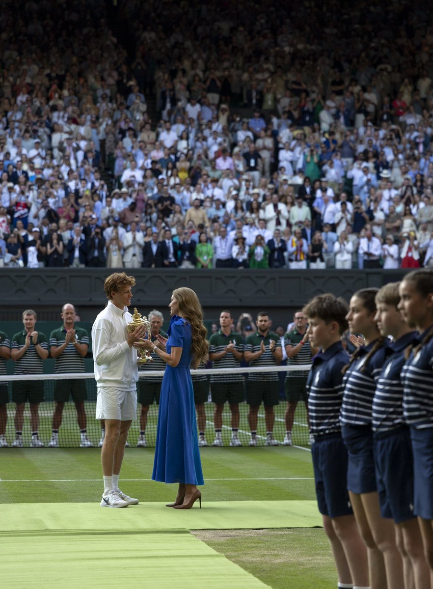 KensingtonRoyal's tweet image. A pleasure to be back in SW19 for the finals of this year’s @Wimbledon Championships.
Congratulations again to @iga_swiatek and @janniksin on your wins! And a huge thank you to everybody involved in making the tournament so special. 🎾🍓
