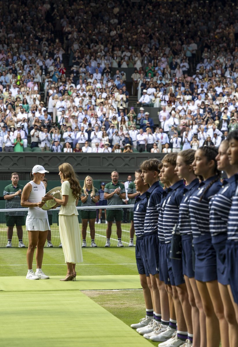 KensingtonRoyal's tweet image. A pleasure to be back in SW19 for the finals of this year’s @Wimbledon Championships.
Congratulations again to @iga_swiatek and @janniksin on your wins! And a huge thank you to everybody involved in making the tournament so special. 🎾🍓