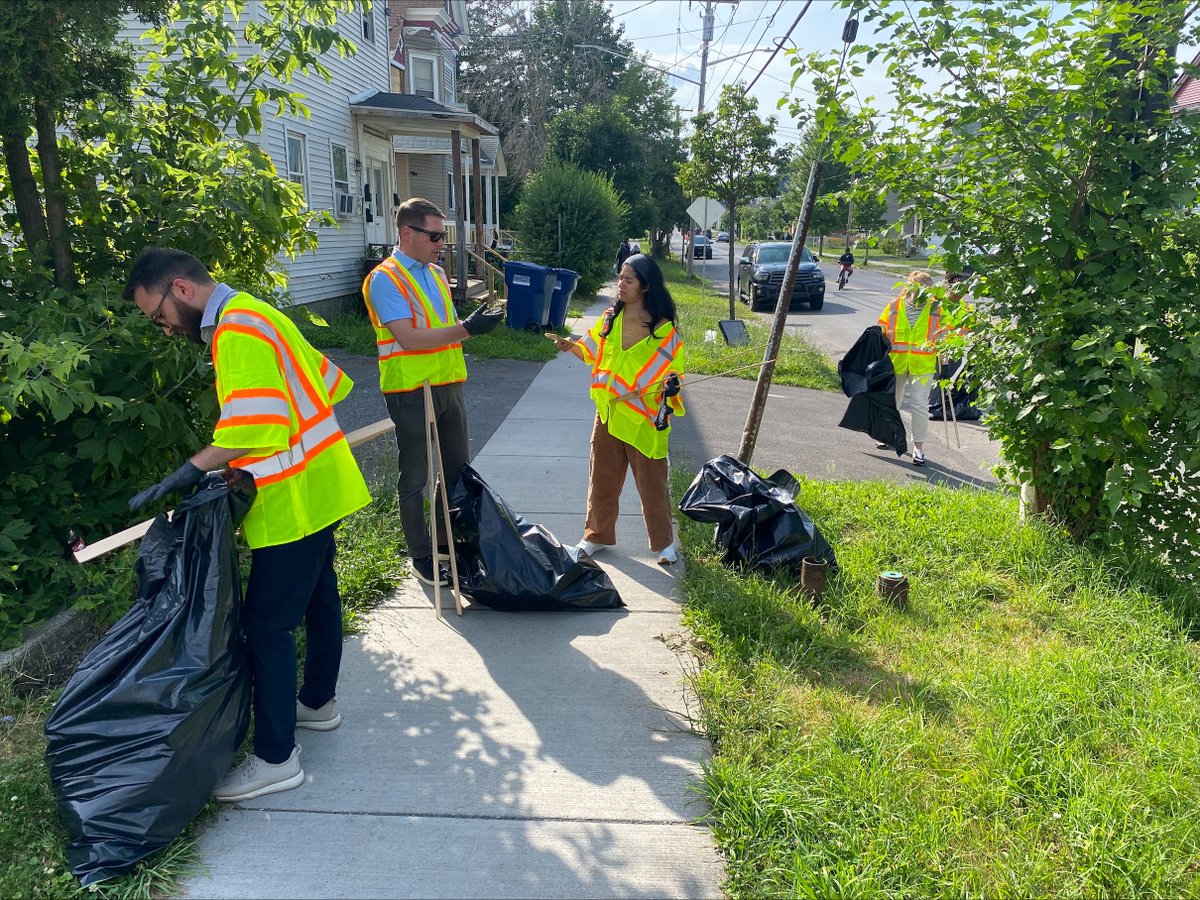 Mayor Walsh and the Clean-Up ‘Cuse Mayor’s Office Adopt-a-Block team hit the Northside last week. The City Hall squad picked up litter and trash on Park Street near Franklin Elementary. If you’d like to adopt a block, learn more by searching “adopt” at syr.gov.