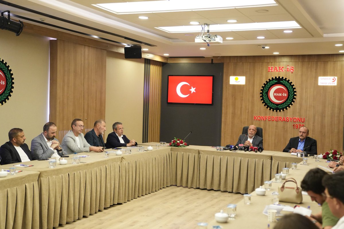 Genel Başkanımız Sayın Mahmut Arslan’ın başkanlığında, 600 binden fazla kamu işçisini ilgilendiren Kamu Çerçeve Protokolü sürecine ilişkin basın ve kamuoyuna değerlendirmelerde bulunduk.

Sürecin, sosyal diyalog temelinde ve masa başında müzakereyle, çalışanlarımızın beklenti ve