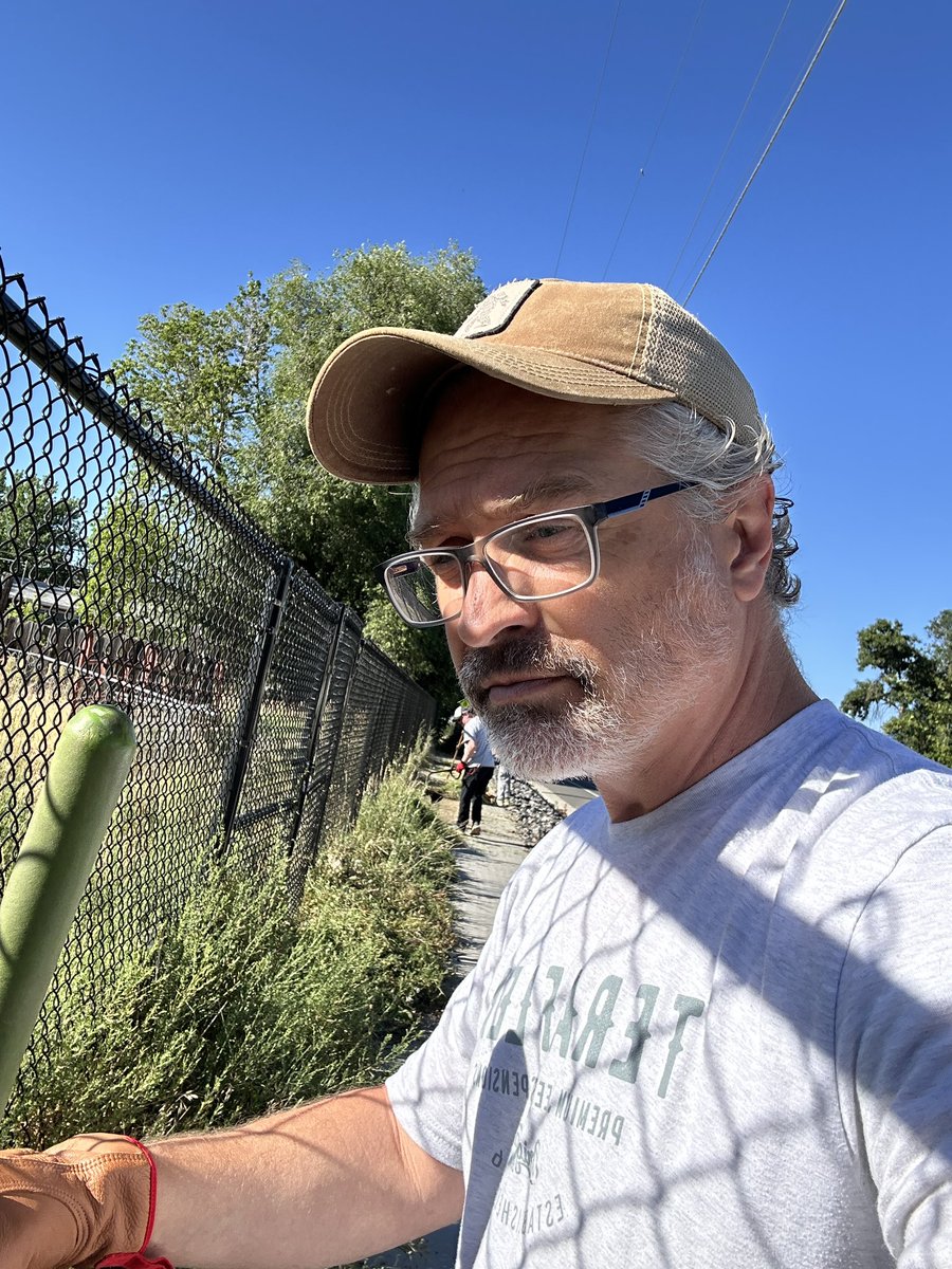 KrawlZone's tweet image. Helping out a widow in the neighborhood who had a problem with weeds. A group of us came together to help out and made short work of a big problem. Talking with her afterwards made it all worth it. She was so grateful and touched we’d be willing to help her. #service