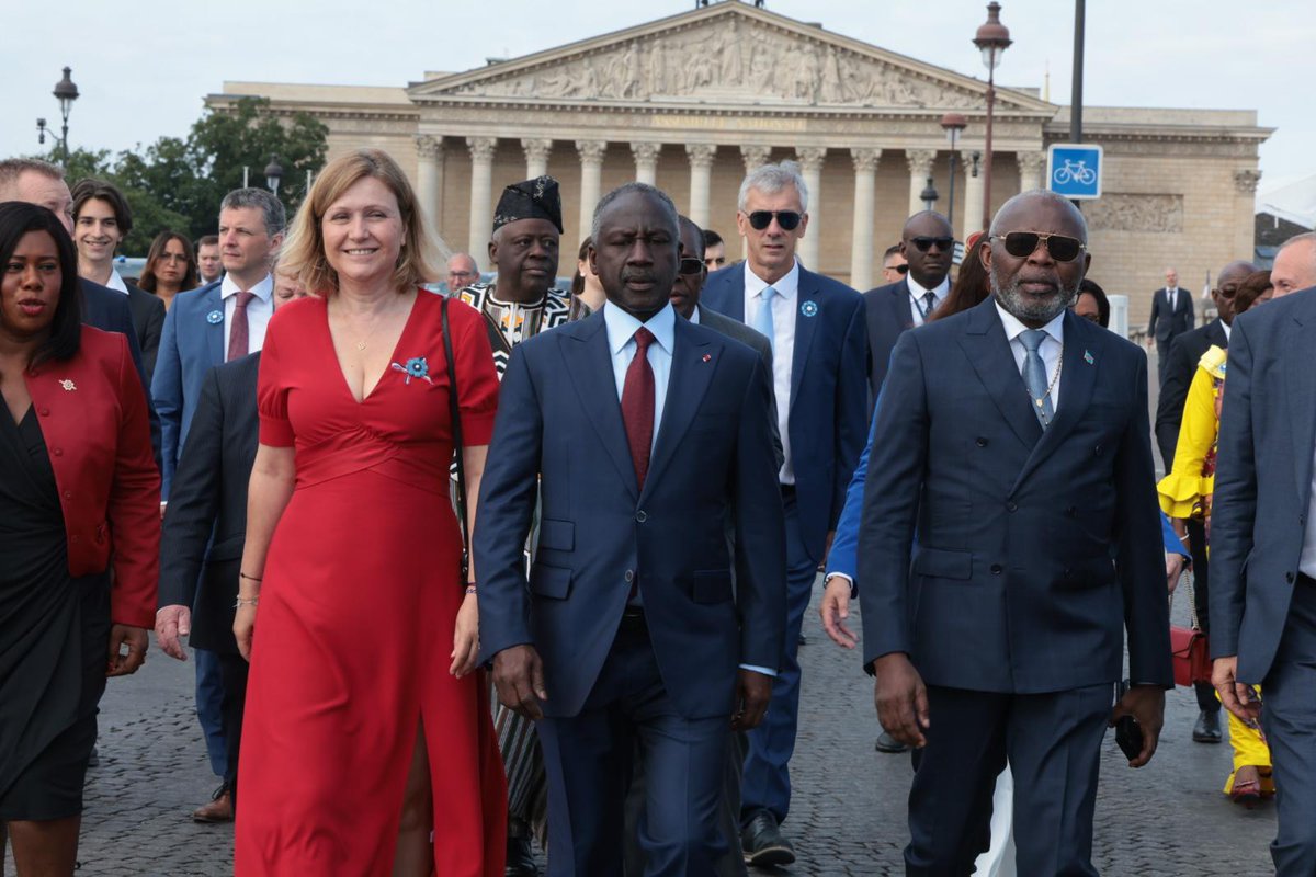 AssembleeNatRDC's tweet image. le Président de l'@AssembleeNatRDC @VitalKamerhe1 et du Sénat @LukondeSama dans la tribune officielle, aux côtés de leurs homologues dont le Président du Sénat @gerard_larcher et @YaelBRAUNPIVET de l' @AssembleeNat, assistent en ce moment même, au défilé du 14 juillet à Paris.