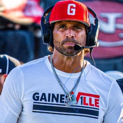 Josh Niblett won 7 state championships across 22 years in Alabama before taking over Gainesville High, GA in 2021.

In his first season, they went 14-1 and played for a state title.

His faith is one of the main reasons why:

🧵THREAD