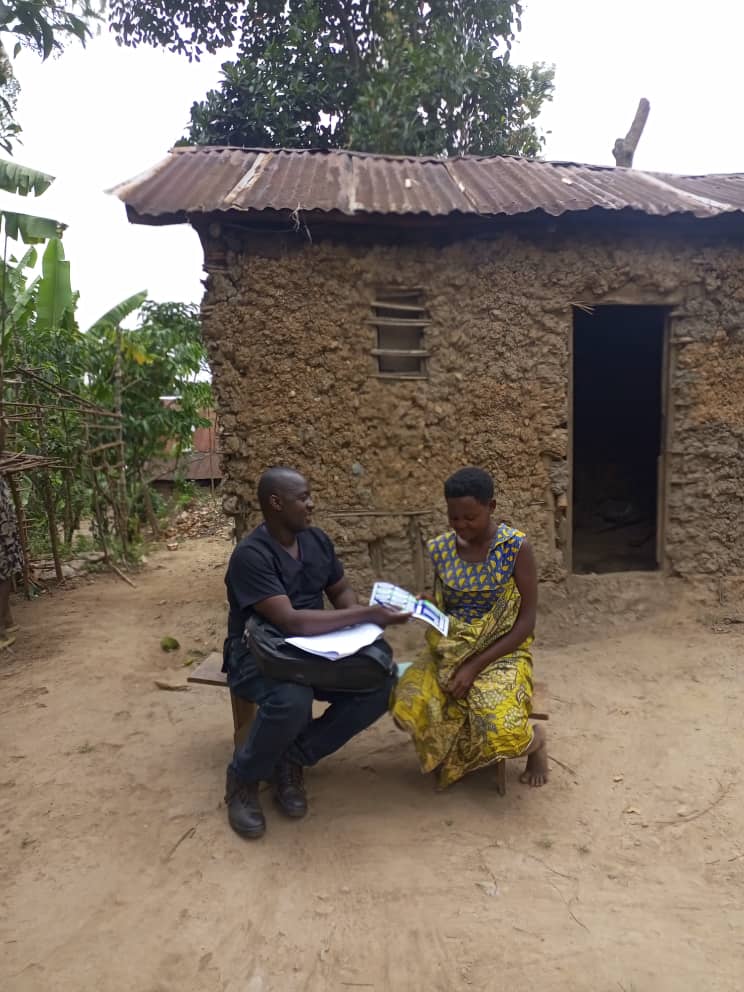 BwindiHospital's tweet image. Meet Nurse 𝐒𝐭𝐞𝐩𝐡𝐞𝐧 𝐍𝐟𝐢𝐭𝐮𝐧𝐝𝐢𝐧𝐝𝐞,
 a nurse serving in the Community Health and Batwa Department at @BwindiHospital .

Every day, Stephen heads out into the hospital’s expansive catchment area to distribute voucher cards to the pregnant mothers who are poor.

🧵