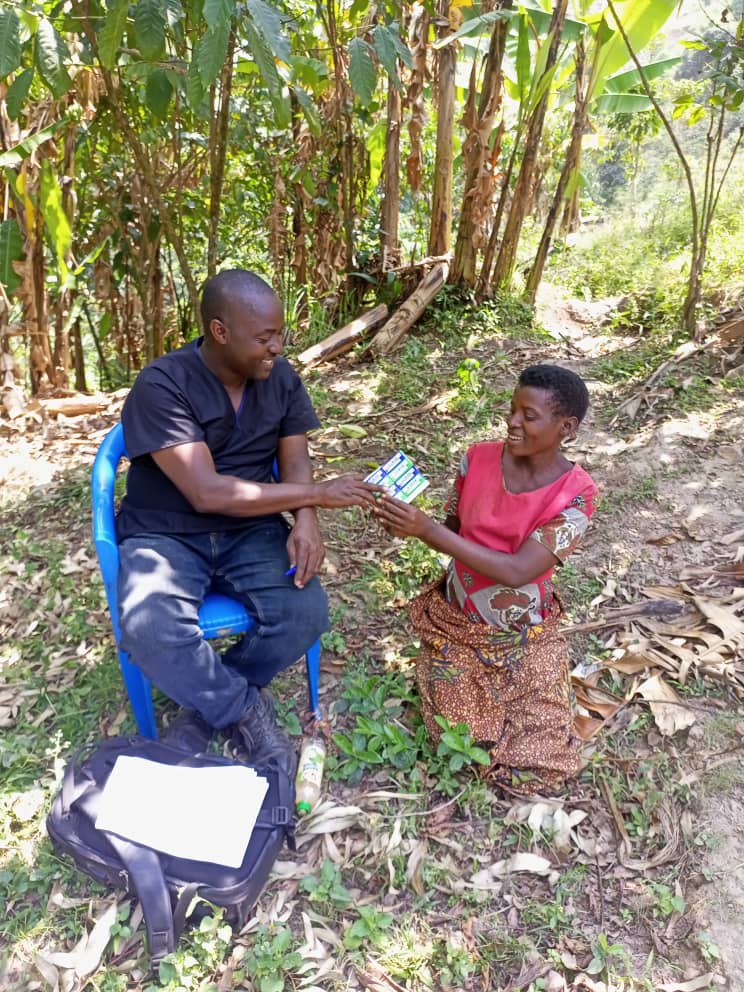 BwindiHospital's tweet image. Meet Nurse 𝐒𝐭𝐞𝐩𝐡𝐞𝐧 𝐍𝐟𝐢𝐭𝐮𝐧𝐝𝐢𝐧𝐝𝐞,
 a nurse serving in the Community Health and Batwa Department at @BwindiHospital .

Every day, Stephen heads out into the hospital’s expansive catchment area to distribute voucher cards to the pregnant mothers who are poor.

🧵