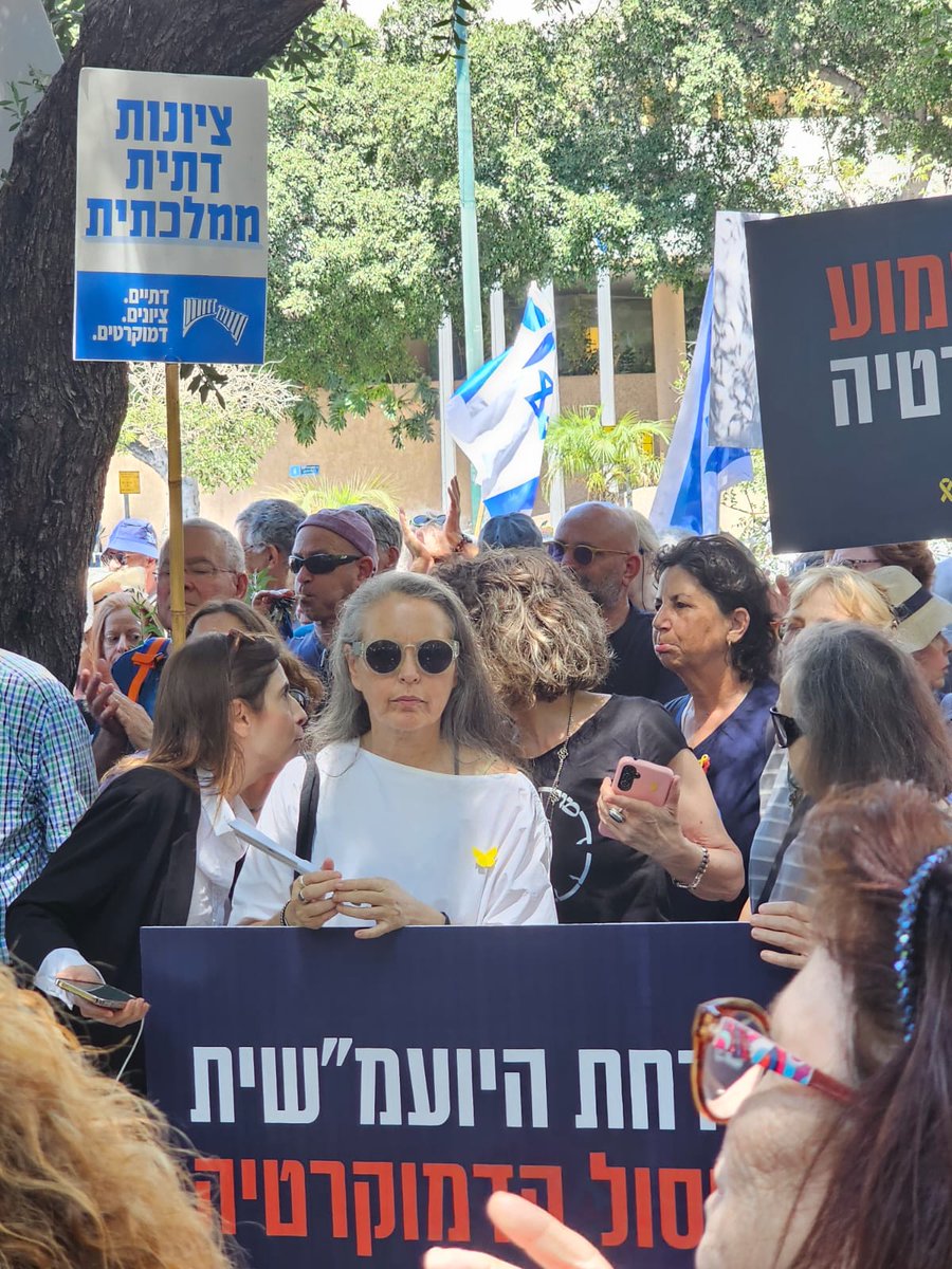 gaby_lasky's tweet image. בזמן שהנאשם נתניהו בדיון נוסף במשפטו ושרים מממשלת הדמים, החורבן וההפקרה, מתכנסים להליך הדחת היועמ"שית, התייצבנו אזרחים, שופטים לשעבר וציבור עורכי הדין למפגן תמיכה באישה האמיצה גלי בהרב-מיארה כי הדחת היועמ"שית זה חיסול הדמוקרטיה.
@AtzurimHafganot @rozolyo