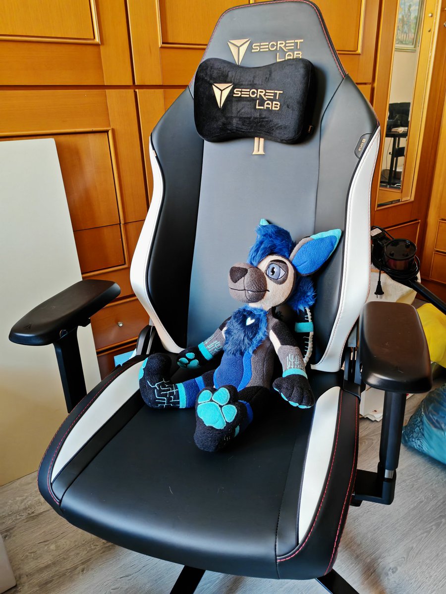 Heartglow_Roo's tweet image. New @secretlabchairs chair!!
Not sure it fits him well tho... 😜
Ps: It's super comfy! Got a lot of adjustments to make, but love it so far