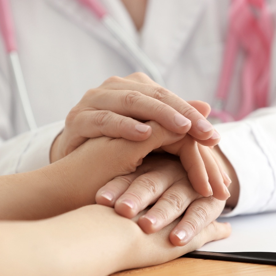 🇪🇦 Des chercheurs ont mis au point un test révolutionnaire capable de déterminer, dès la biopsie, si une tumeur résistera à la chimiothérapie. En analysant certaines signatures génétiques, ce test permettrait d’éviter à de nombreux patients des traitements lourds et inutiles,