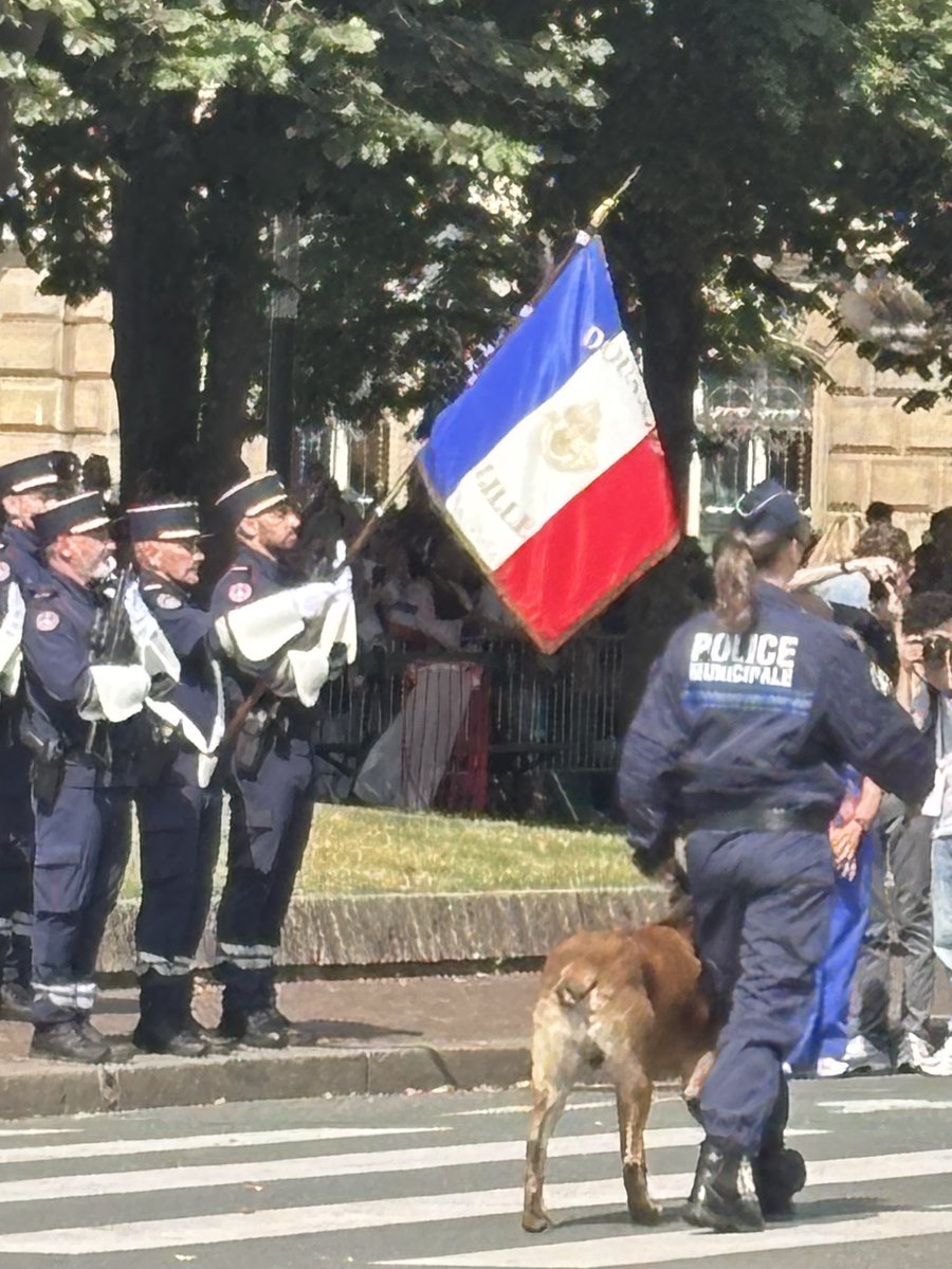 A_Linkenheld's tweet image. #lille #14JuilletLeDéfilé
Présente en ce jour de fête 🇫🇷 nationale pour honorer la République, ses valeurs héritées de 1789 et ses serviteurs.
Merci à tous : armée , gendarmerie, polices nationale et municipale, pompiers, protection civile.
Et 👏 au 43è RI pour sa prestation 🎵