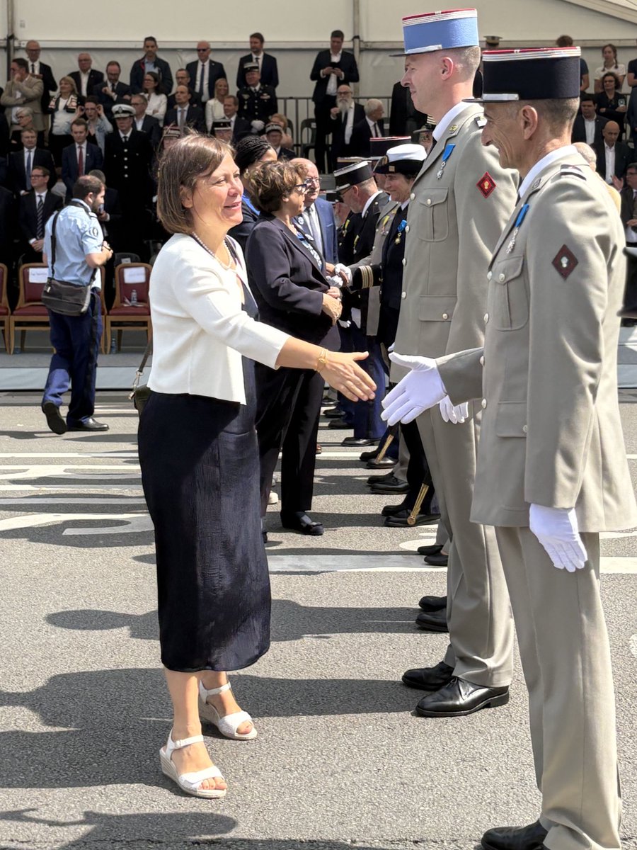 A_Linkenheld's tweet image. #lille #14JuilletLeDéfilé
Présente en ce jour de fête 🇫🇷 nationale pour honorer la République, ses valeurs héritées de 1789 et ses serviteurs.
Merci à tous : armée , gendarmerie, polices nationale et municipale, pompiers, protection civile.
Et 👏 au 43è RI pour sa prestation 🎵