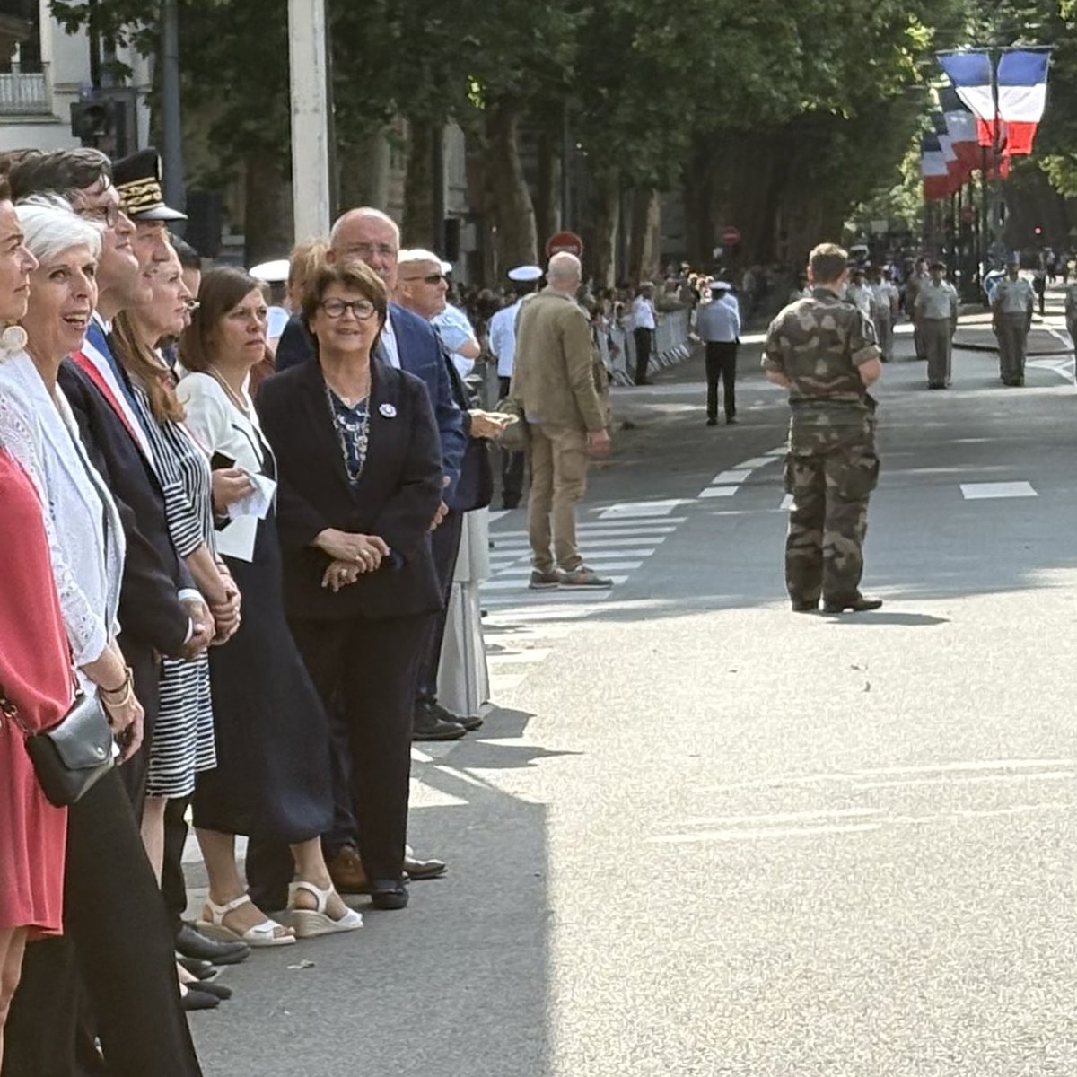A_Linkenheld's tweet image. #lille #14JuilletLeDéfilé
Présente en ce jour de fête 🇫🇷 nationale pour honorer la République, ses valeurs héritées de 1789 et ses serviteurs.
Merci à tous : armée , gendarmerie, polices nationale et municipale, pompiers, protection civile.
Et 👏 au 43è RI pour sa prestation 🎵