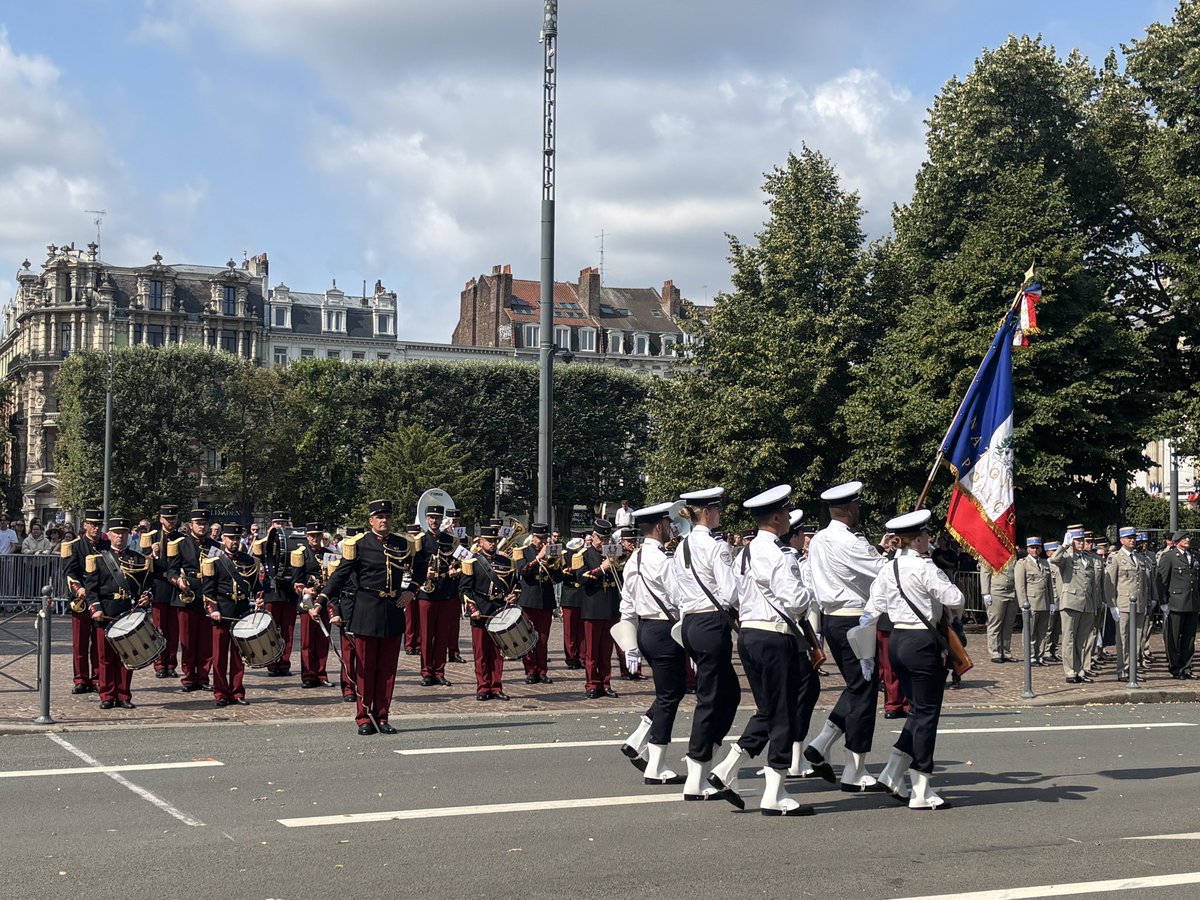 A_Linkenheld's tweet image. #lille #14JuilletLeDéfilé
Présente en ce jour de fête 🇫🇷 nationale pour honorer la République, ses valeurs héritées de 1789 et ses serviteurs.
Merci à tous : armée , gendarmerie, polices nationale et municipale, pompiers, protection civile.
Et 👏 au 43è RI pour sa prestation 🎵