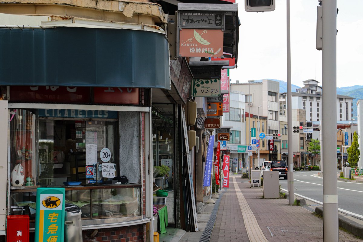 上諏訪駅前の街角は良い。