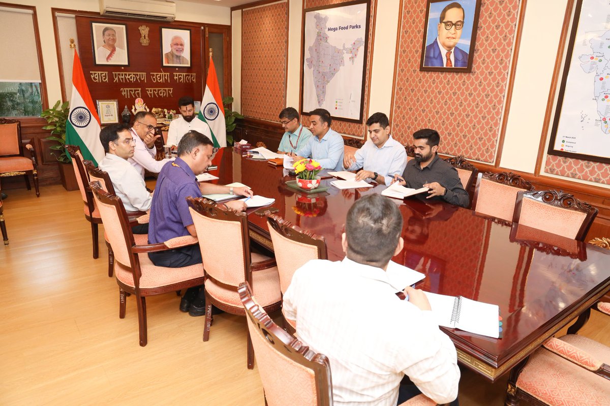 MOFPI_GOI's tweet image. श्री @iChiragPaswan, केंद्रीय मंत्री, #MOFPI ने आज नई दिल्ली के पंचशील भवन में आयोजित प्रोजेक्ट अनुमोदन समिति की बैठक की अध्यक्षता की, जिसके दौरान उन्होंने #PLIScheme के तहत प्रोजेक्ट प्रस्तावों पर चर्चा की। 

#ProcessingForProsperity