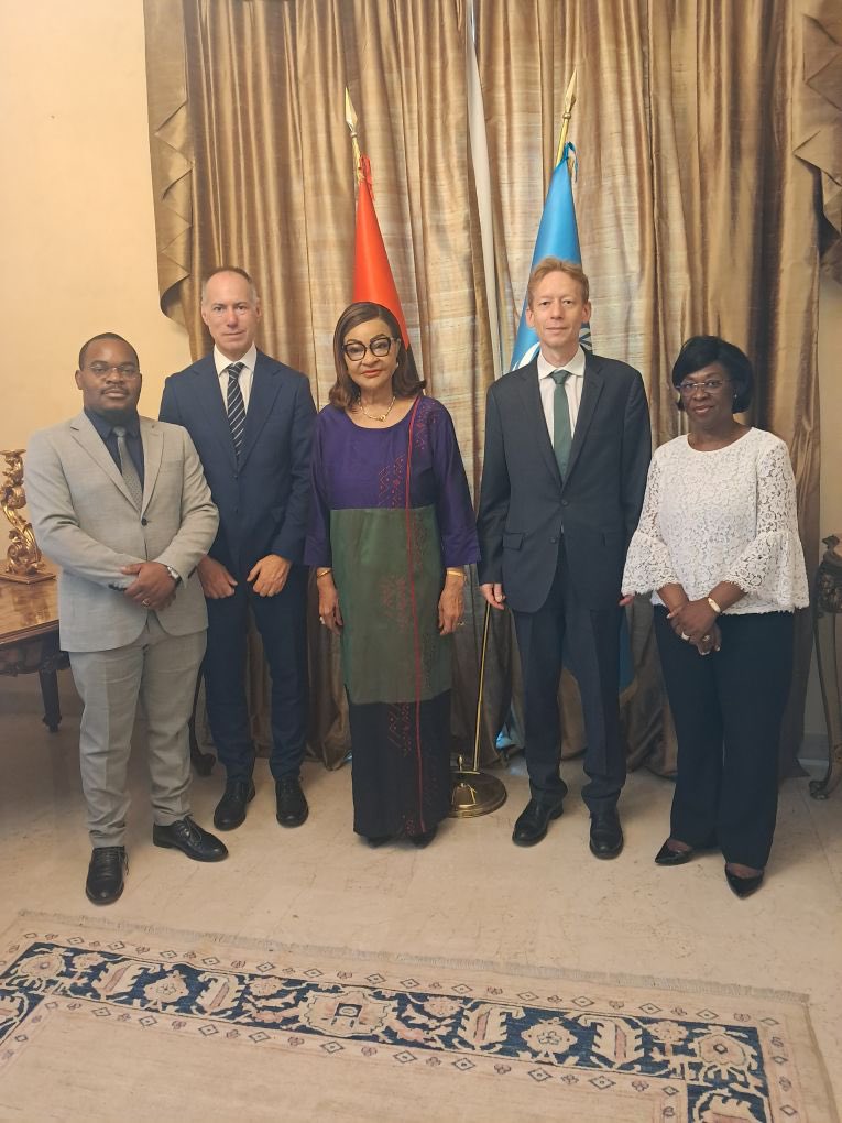 France ONU Rome 🇨🇵🇺🇳 (@franceonurome) on Twitter photo Bienvenue <a href="/JosefaSacko/">Amb. Josefa Sacko</a> nouvelle Ambassadrice d’Angola 🇦🇴 avec qui l’Ambassadeur Stehelin a échangé sur:
👉🏻Liens 🇫🇷🇦🇴
👉🏻Priorités agricoles de l'Union africaine
👉🏻80 ans de la FAO et potentielle réforme 🇺🇳
Heureux de pouvoir travailler ensemble sur des objectifs communs 🤝🌱🌍 Bienvenue <a href="/JosefaSacko/">Amb. Josefa Sacko</a> nouvelle Ambassadrice d’Angola 🇦🇴 avec qui l’Ambassadeur Stehelin a échangé sur:
👉🏻Liens 🇫🇷🇦🇴
👉🏻Priorités agricoles de l'Union africaine
👉🏻80 ans de la FAO et potentielle réforme 🇺🇳
Heureux de pouvoir travailler ensemble sur des objectifs communs 🤝🌱🌍