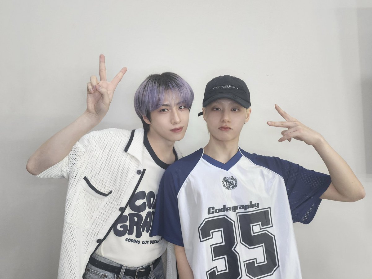 official_ONEUS's tweet photo. [#환웅 #시온] 

잠시 후❗️10시 EBS 반디 앱과 
EBS 경청 유튜브 채널에서 만날 수 있는
‘청소년소통프로젝트 경청’ 

비 오는 날에 웅디&amp;숀디의
목소리를 들으면 
기분이 더 좋아진다는 사실 ☔
투문! 경청에서 만나요 ❤️

🎧 https://t.co/O8wxpcDYlp

#원어스 #ONEUS #경청
#HWANWOONG #XION https://t.co/OiQ8QFNba4