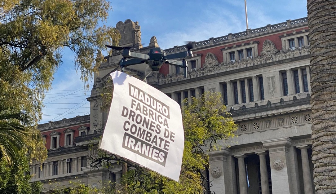 #EsNoticia | #14Jul “Maduro fabrica drones de combate iraníes”: el mensaje que llevan drones sobre Buenos Aires, Miami, Bogotá, Panamá y Santiago.#VenezuelaLibre