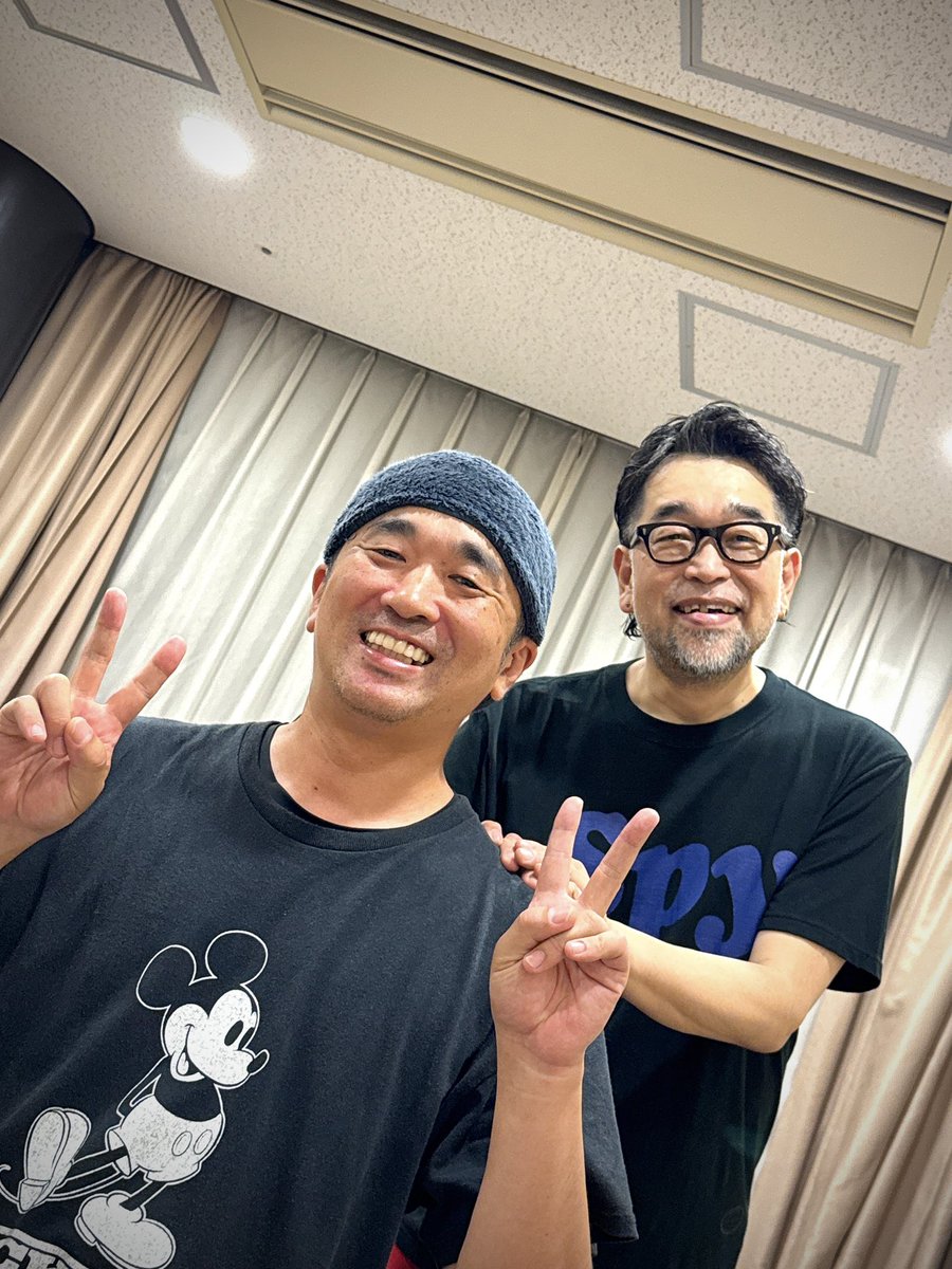 Daviechan's tweet image. いやぁ?今日の大阪公演も楽しかったですねぇ😍
と言うことで、伊藤先生タイムです✨
今日は家族写真風に撮ってみました。
このシリーズもいよいよ明日で終わりとなると、少し寂しですね🥲
お疲れ様でした♪