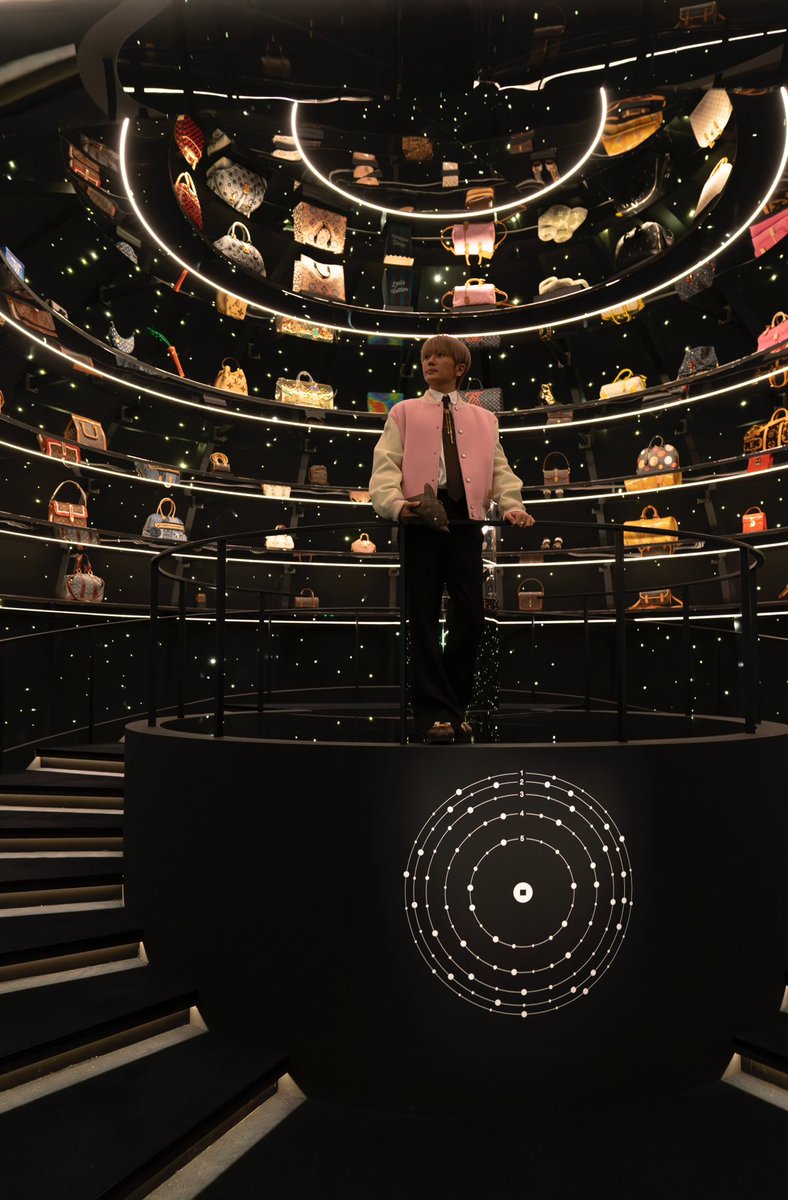 NissyStaff's tweet image. LOUIS VUITTON EXHIBITION "VISIONARY JOURNEYS" in Osaka
明日7月15日(火)から 9月17日(水)まで大阪中之島美術館にて開催。
イルカと共にお邪魔しました🐬🐬
とても素敵な空間でしたので、是非皆さん足を運んでみてください!
#LouisVuitton
#VisionaryJourneys
#LVFashion
#invitedbyLouisVuitton…