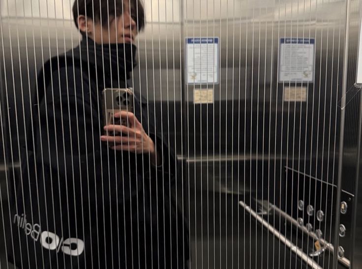 leadffer's tweet image. On pleure, on rit, on recommence. C’est ça, la vie : un poème en désordre. Mais si beau quand on le lit lentement.