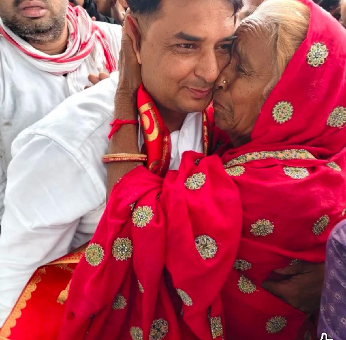 बहुत दिल गदगद हो रहा है 
सर्वसमाज का लाडला ✌️
समरावता का बेटा 🥰 ...
नरेश मीणा 🙏❤️🙏