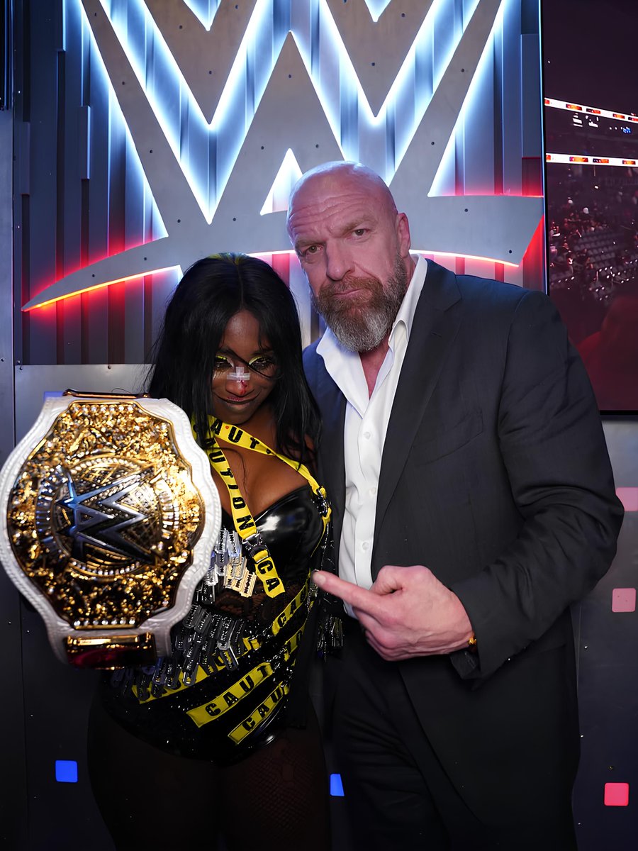 #TripleH poses with the NEW #WWE Women's Champion #Naomi 🔥 #Evolution
