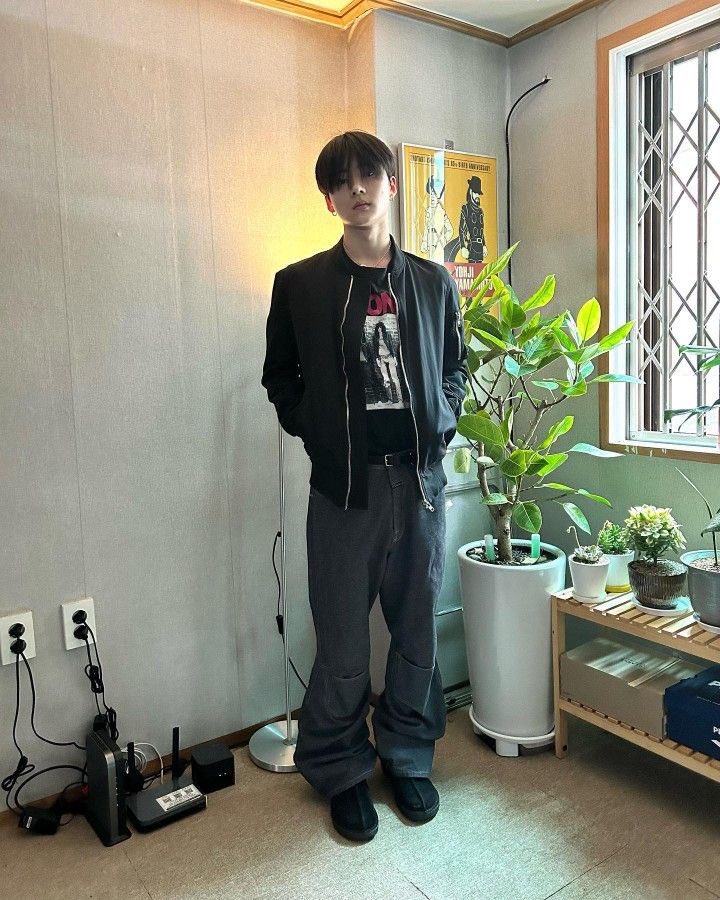 leadffer's tweet image. On respire, on avance, on rêve. Même les jours gris portent des fleurs invisibles. L’espoir se glisse entre les ombres.