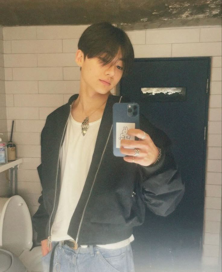 leadffer's tweet image. Quand on arrête de courir, on entend le cœur du monde. Il bat doucement, avec nous. La vie est belle quand on l’écoute.