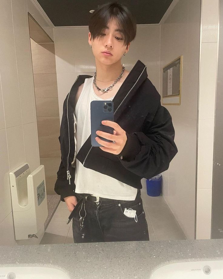 leadffer's tweet image. Il y a de la beauté dans les cicatrices. Elles disent qu’on a vécu, aimé, survécu. La vie se souvient de tout.