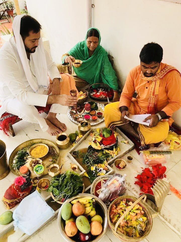 पवित्र श्रावण मास के प्रथम सोमवार पर आप सबके मंगल की कामना करते हुए सभी श्रद्धालुओं को हार्दिक शुभकामनाएँ! 

भगवान शिव हम सभी के जीवन को खुशियों की फुहारों से सिंचित करें। 

ॐ नमः शिवाय! 🕉️ 🙏 
#TejashwiYadav #हर_हर_महादेव