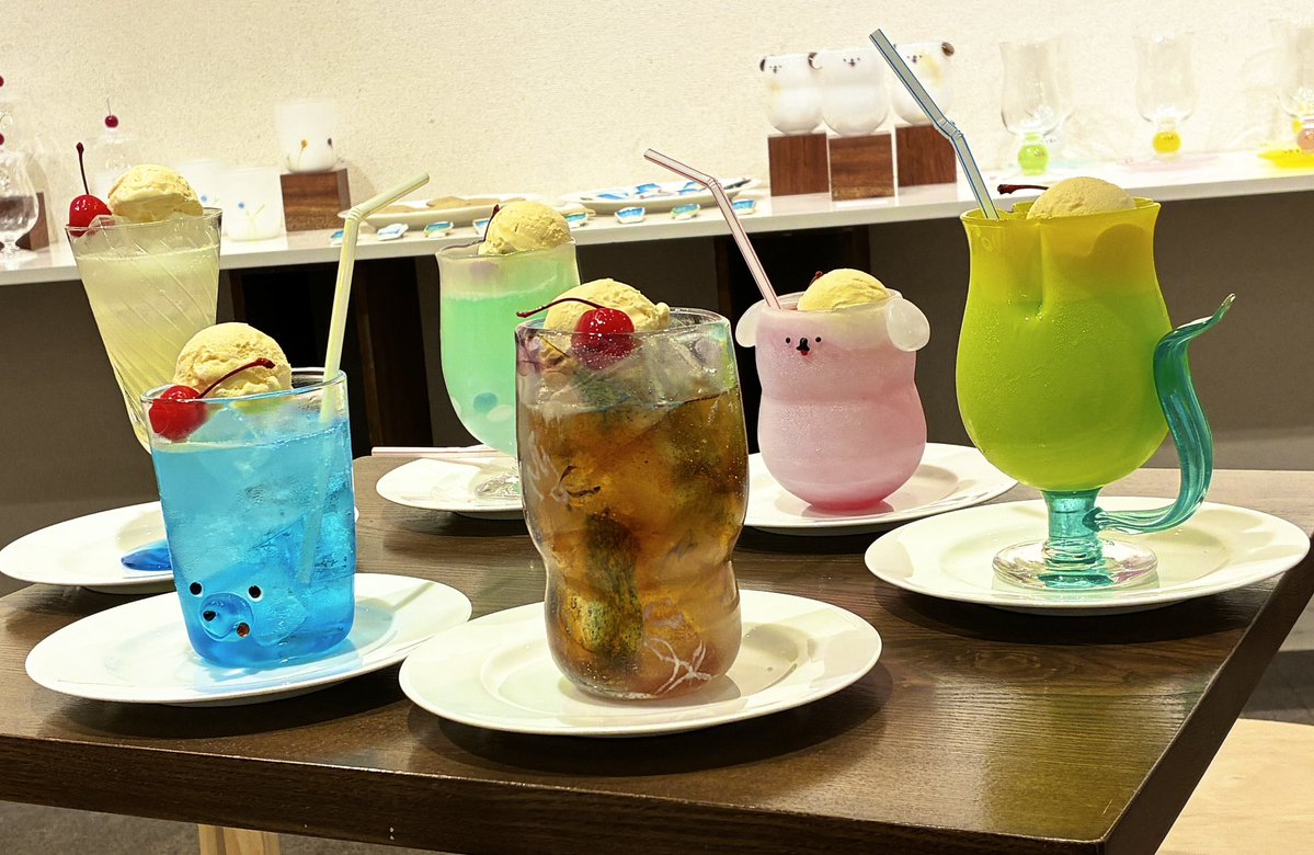 aineglasslab's tweet image. 明日7/15日から始まるクリームソーダの似合う器展の搬入が無事終わりました。
素敵な作家さんたちとご一緒できて嬉しいですandみんな𝒮ℴ 𝒸𝓊𝓉ℯ……❤️
#クリームソーダ #くまくまコップ #展示 #ガラス器