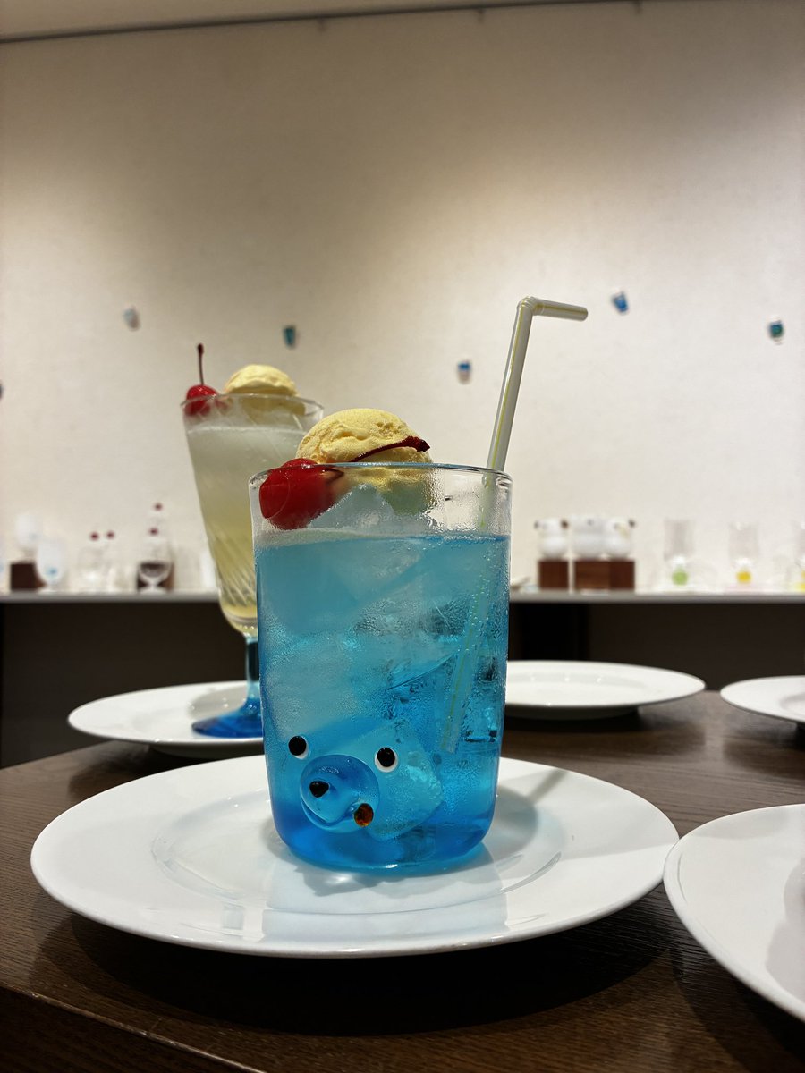 aineglasslab's tweet image. 明日7/15日から始まるクリームソーダの似合う器展の搬入が無事終わりました。
素敵な作家さんたちとご一緒できて嬉しいですandみんな𝒮ℴ 𝒸𝓊𝓉ℯ……❤️
#クリームソーダ #くまくまコップ #展示 #ガラス器