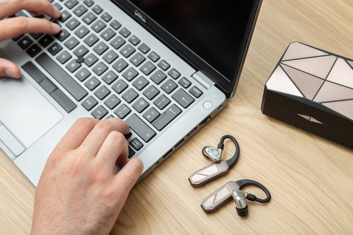 ifiaudio's tweet photo. The ultimate desk upgrade does exist... 🤩💻
Seamlessly stream your favourite tracks while you work with the GO pod Max.

Learn more here: GO pod Max - https://t.co/8DCejgBhn4

#wirelessaudio #desksetup #dekstopaudio #bluetoothdac #audiophiles https://t.co/v2j2mqCoPj