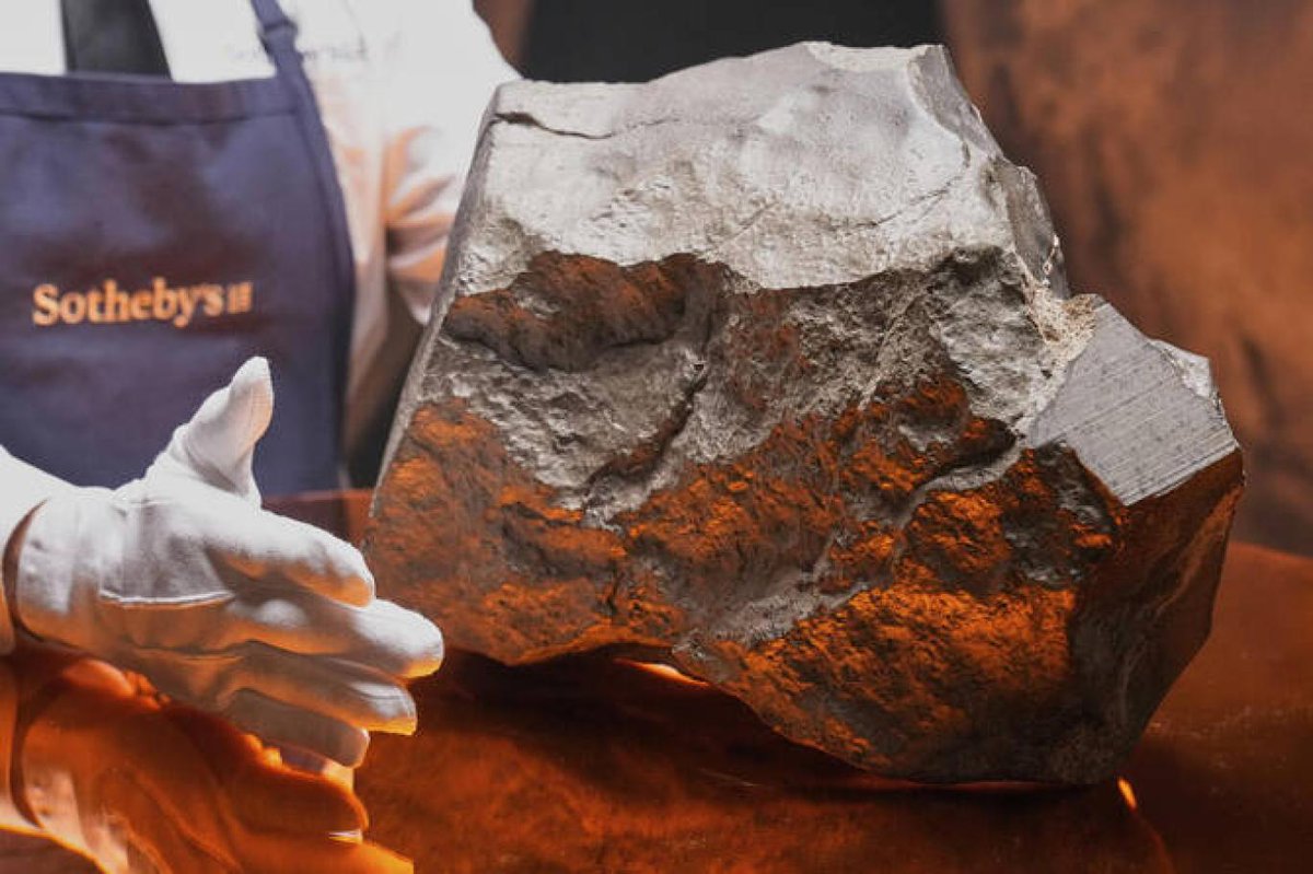 Af_Journalist's tweet photo. 🌑 The largest Martian meteorite ever found on Earth (25kg, worth $2–4 million) is going to auction at #Sothebys in New York.
Discovered in Niger in 2023, it likely originated from an asteroid impact on #Mars.
#Meteorite #Auction #Space #GEEKWEEK #MartianRock https://t.co/totBNfBpJm