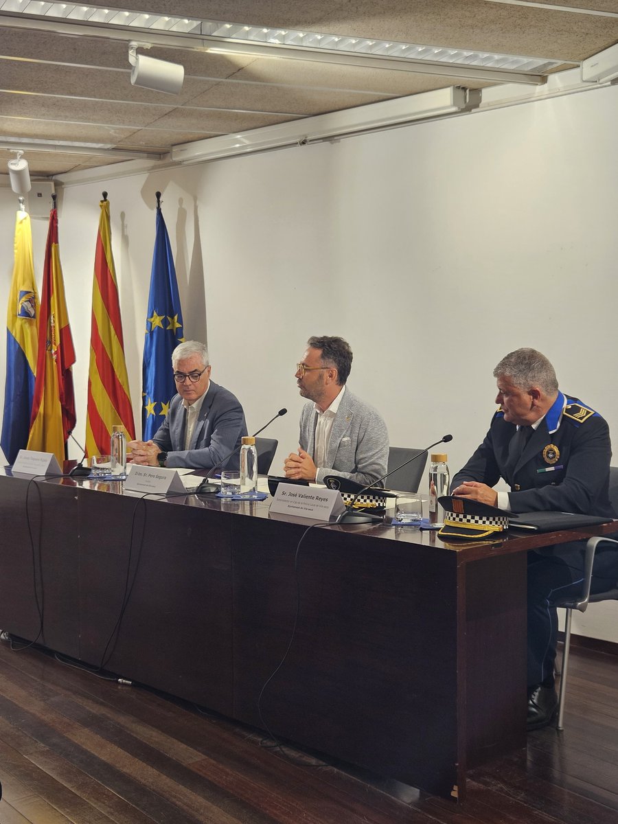 👮‍♂️ Avui ha pres possessió el nou sotsinspector de la Policia Local de #Vilaseca, Jose Valiente.
Un relleu carregat de simbolisme i compromís amb la seguretat i el servei públic.
👉 Gràcies a tots els cossos presents i a l’anterior sotsinspector per la seva tasca.
💪 Endavant!