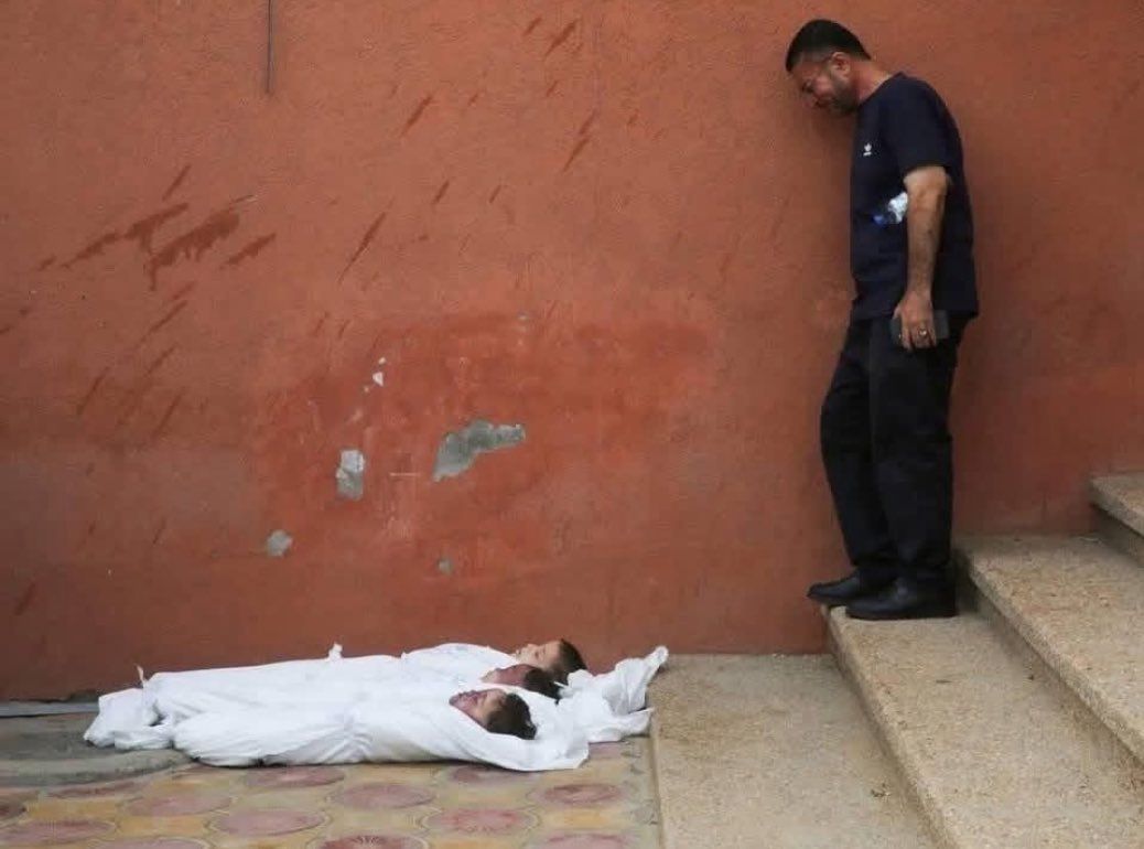 mohamed_masrih's tweet image. All the sadness of the world is in

this picture.

Gaza, 2025.

O Lord, these witnesses are faithful to you, Lord. This broken father only sees your door. Lord, these souls were carrying weapons but their innocence