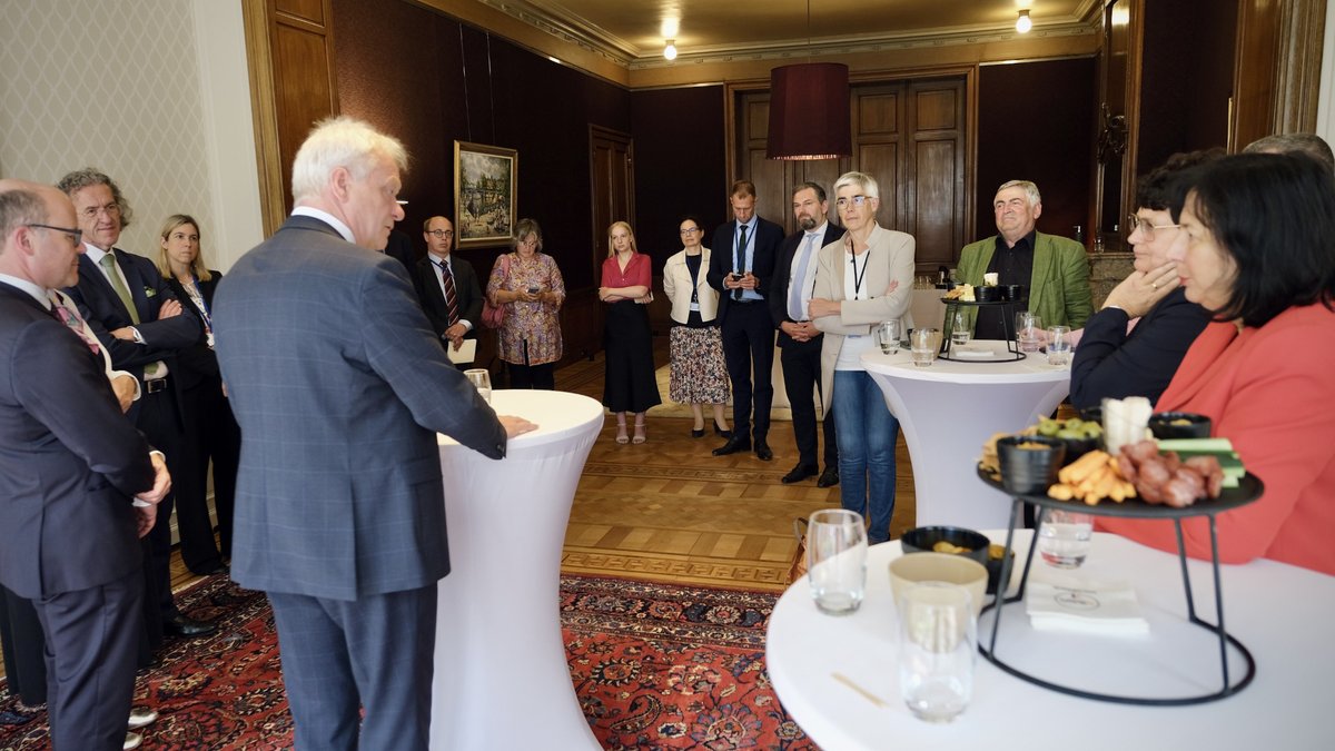 BMLEH_Bund's tweet image. Alois Rainer im Austausch mit 🇩🇪 Mitgliedern des @Europarl_DE über zentrale agrarpolitische Anliegen:
➡️ #Bürokratieabbau vorantreiben
➡️ Zukunftsfähige #GAP erhalten
➡️ Wettbewerbsfähigkeit & Handel stärken
Rainer: „Ich freue mich sehr auf konstruktive Zusammenarbeit.“