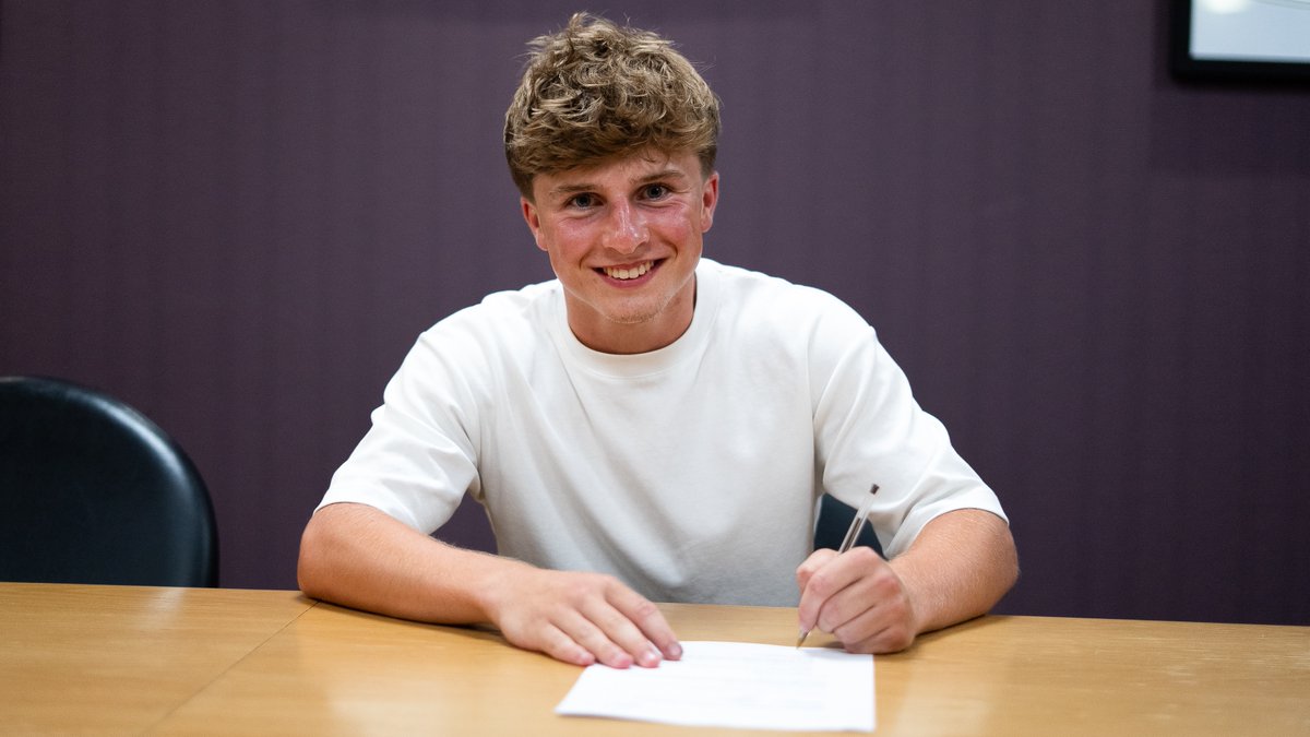 Callum Deacon has put pen to paper on his first professional contract at Swansea City ✍️

Congratulations, Deacs! 🦢

👉 swanseacity.club/4lTASbI