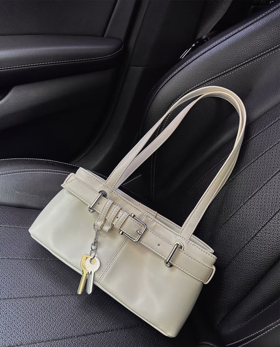 กระเป๋ารุ่นนี้สะพายไหล่ถูกต้องมาก ไซส์ไม่เล็ก ไม่ใหญ่เกินไป มีดีเทลสายเหมือนเข็มขัดเพิ่มความชิค ๆ มีสีดำกับสีขาว สุดคลาสสิค ใช้ได้ทุกวัน ไปทำงาน ไปเที่ยว ไปเรียน เกร๋ๆ 📁✨

ราคาดีมาก 690.- ลดเหลือใบละ 411.- 🥹