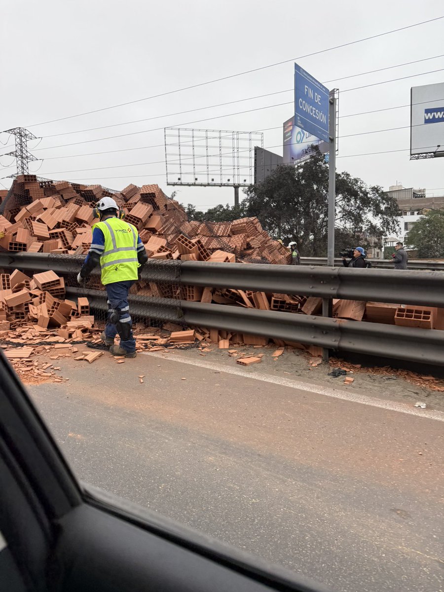 pierocf93's tweet photo. Vía Evitamiento cerrada de norte a sur, altura del jockey plaza se cerraron todos los carriles https://t.co/DpXPI7SCDz