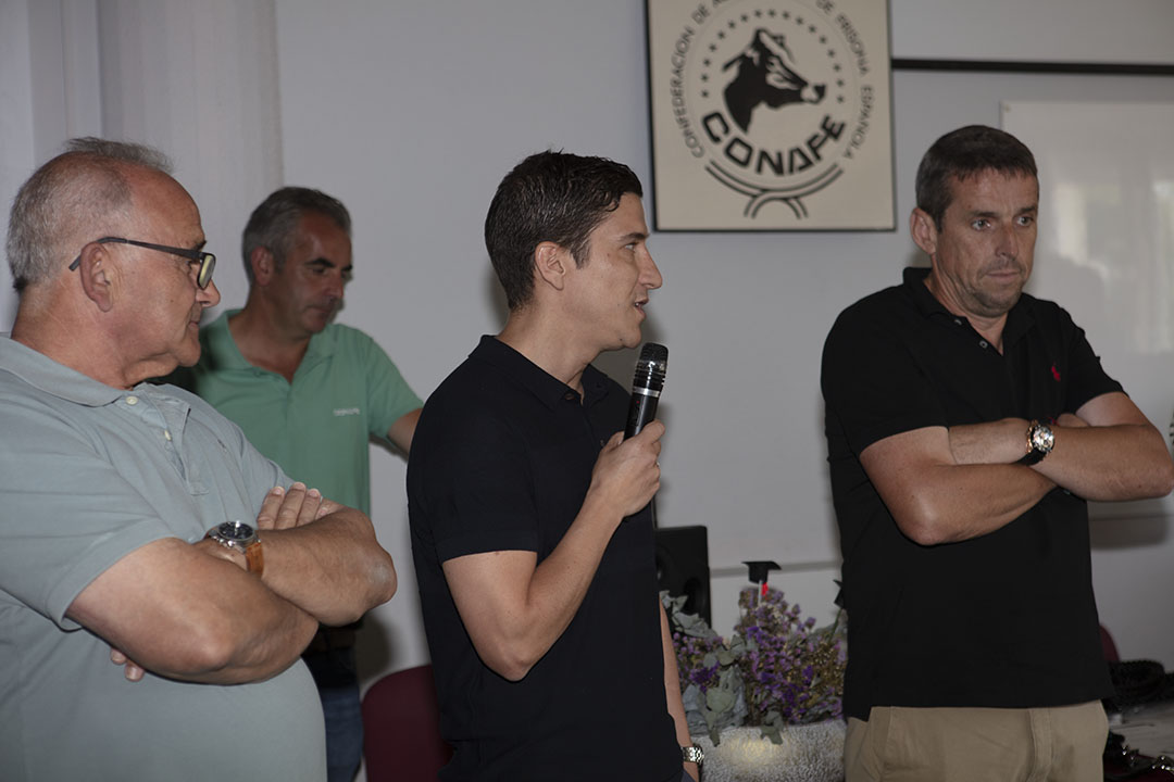 CRASTURIAS's tweet image. Clausura y entrega de premios de la 19ª edición de la Escuela de Preparadores CONAFE 2025. @RevistaFrisona 

Jesica Santamarina y Martín Lebón, del área de Agronegocio, participaron en el acto que se celebró en el I.E.S. Luces de Colunga.