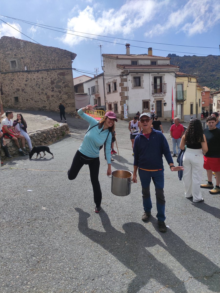 Y es que, cuando terminabas de correr...
¡teníamos revolconas y música en directo!

Ante esto no, ¡puedes hacer más que aplaudir!

👏👏👏