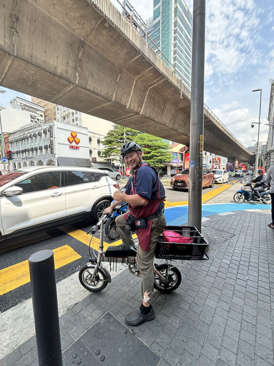 Nam Chew Coffee Shop owner on his way to deliver food around Downtown KL 🚴🚴‍♂️