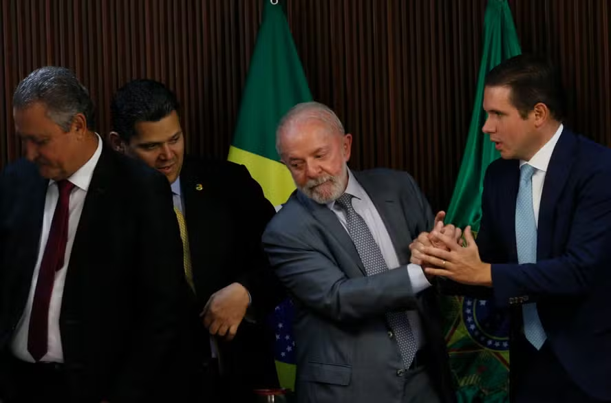 Governo e Centrão se alinham contra taxação de Trump após tensão escalar na crise do IOF.

Caso provoca isolamento de aliados próximos do ex-presidente Jair Bolsonaro, que mantêm discurso em defesa da anistia para evitar o tarifaço.