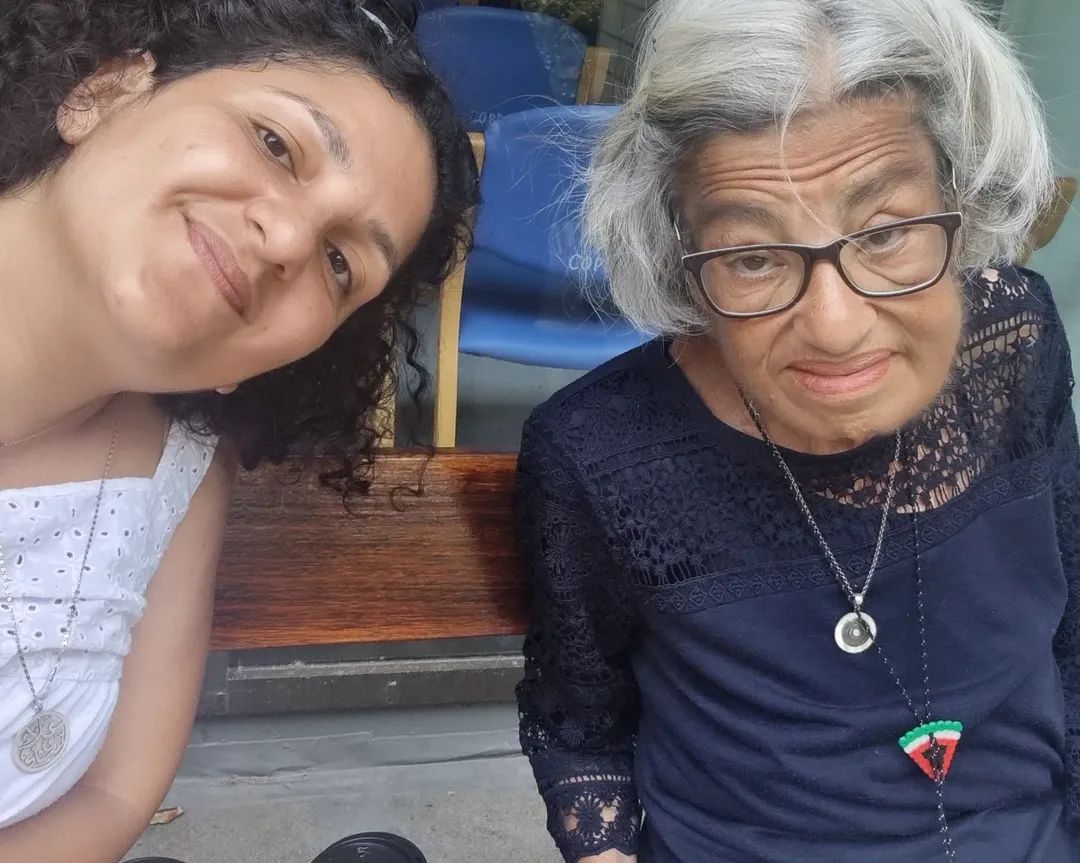Monasosh's tweet image. امبارح ماما بلغتني انها قررت تنهي الاضراب، وهتبدأ الاجراءات الطبية اللازمة مع الدكاترة
فطلع ان مناشاداتنا -وانهياراتنا برضو 🙈- لسة بتجيب نتيجة
شكرا لكل حد ضم صوته على مناشدتنا لماما وساعدنا نخليها تشوف حجم الهلع اللي كنا فيه.
ممتنة لكم لاخر العمر 💙
facebook.com/share/p/1C28Bz…
